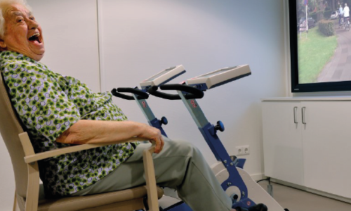 Vélo interactif dans le service de soins de suite et de réadaptation gériatriques des Capucins – Hôpital de Saint-Brieuc